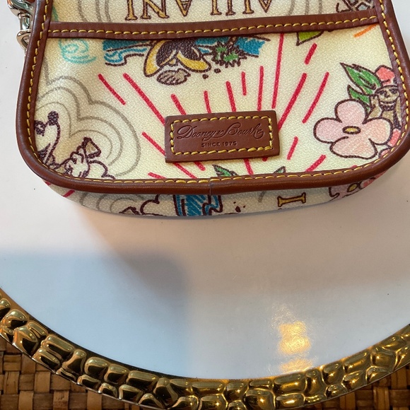 Rare Dooney & Bourke Disney Aulani Small Wristlet Purse - Picture 3 of 8